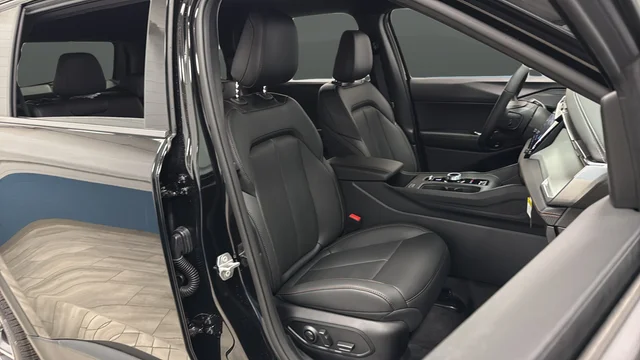 New 2026 Diamond Black Crystal Pearl-Coat Exterior Paint Jeep Limited image 24