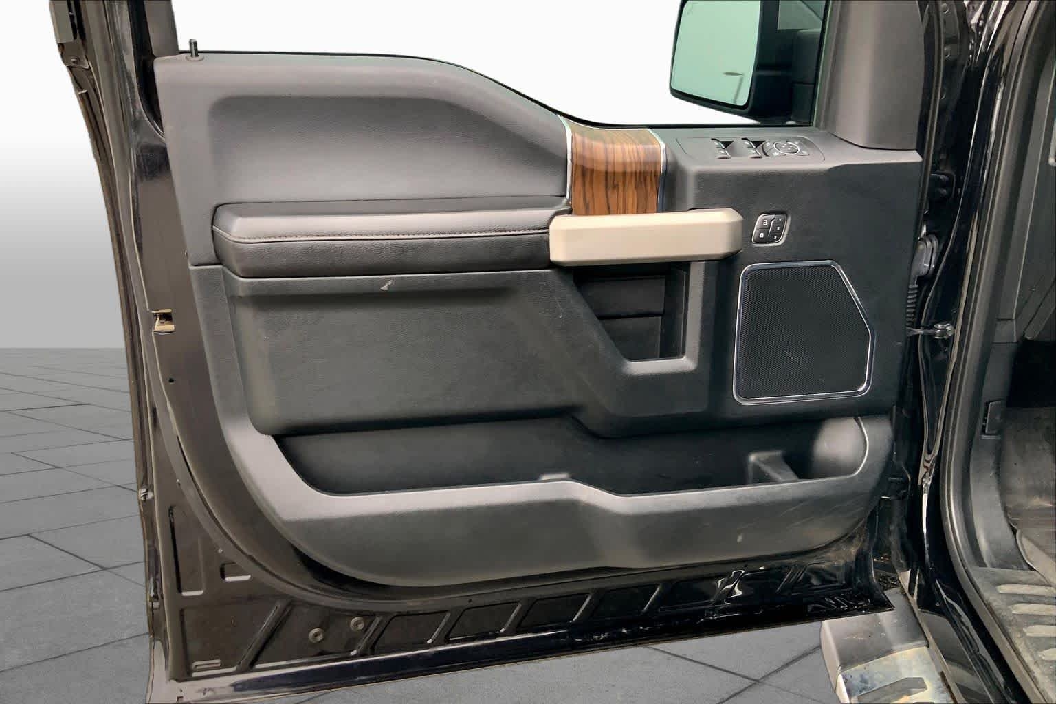 Used 2019 Agate Black Metallic Ford LARIAT image 20
