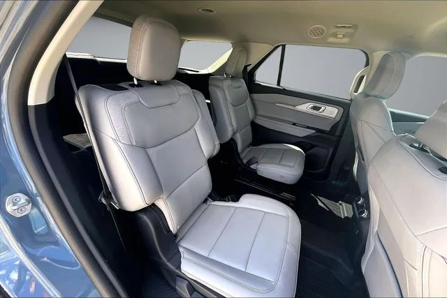 Used 2025 Vapor Blue Ford Active image 10