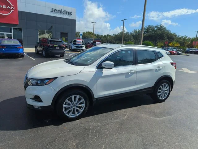 Used 2022 White Nissan SV image 13