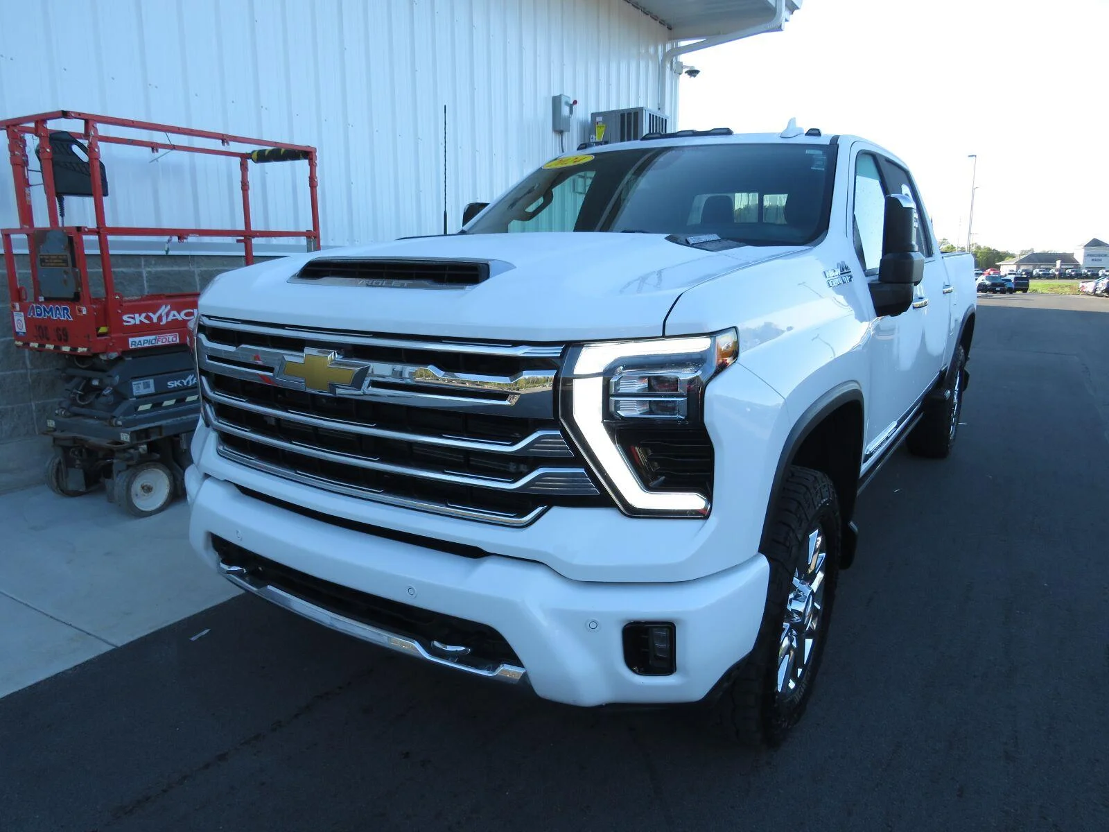 Used 2024 Summit White Chevrolet High Country image 17