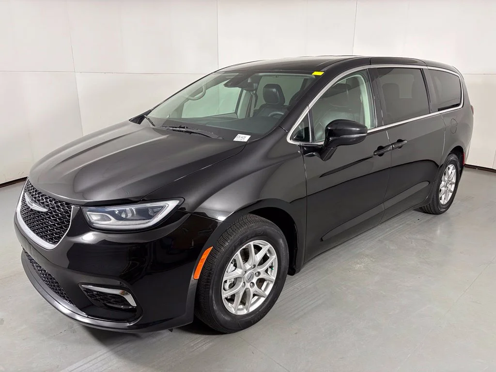 Used 2024 Black Chrysler Touring L image 4