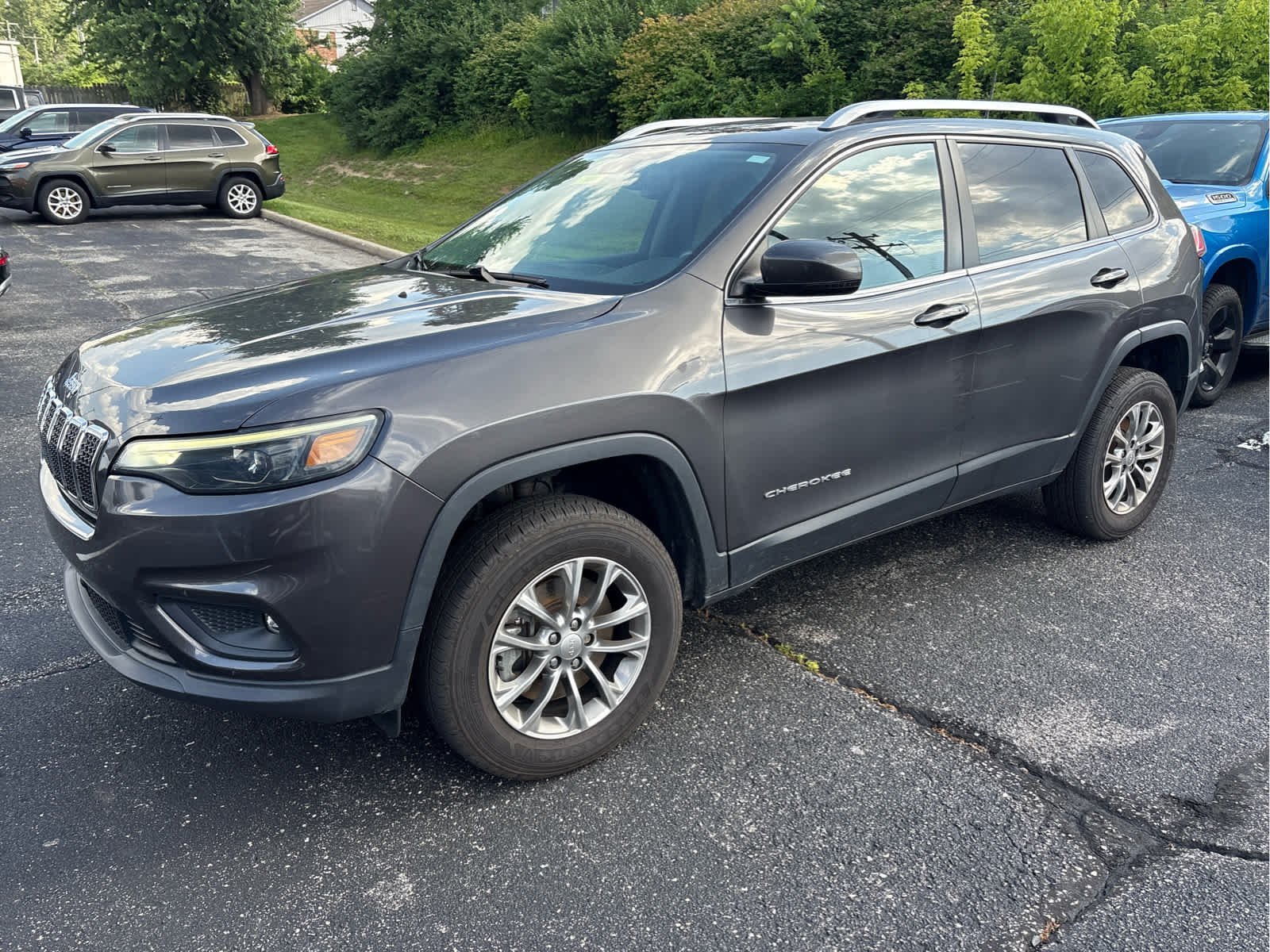 Used 2021 Granite Crystal Metallic Clearcoat Jeep Latitude Lux image 1