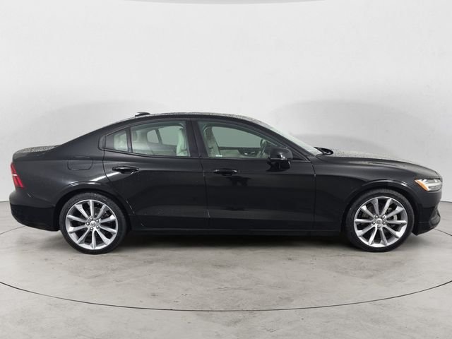 Used 2019 Black / Stone Volvo T5 Momentum image 4