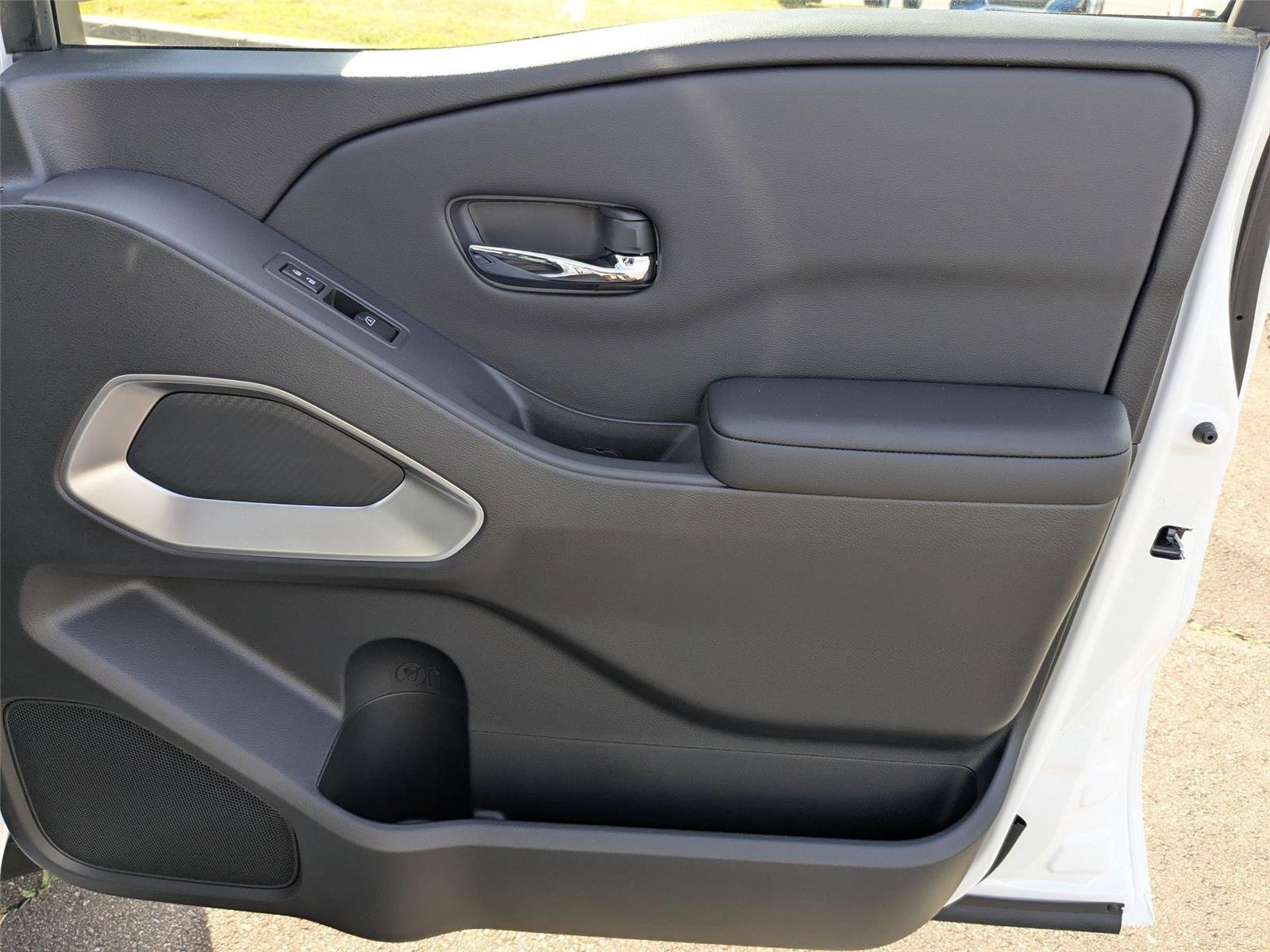 New 2026 Glacier White Nissan SV image 39