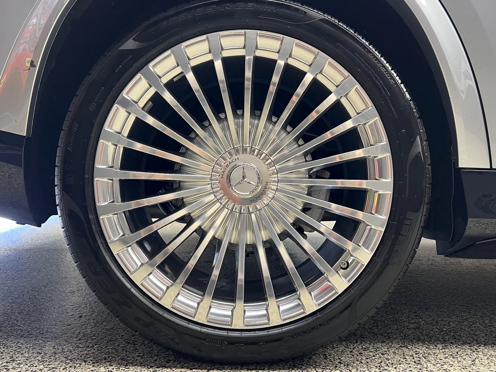 Used 2022 Cirrus Silver Metallic (922) Mercedes-Benz Mercedes-Maybach GLS 600 4MATIC® image 35