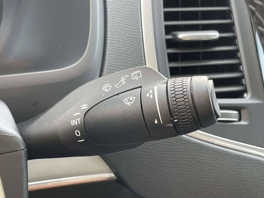 Used 2025 Onyx Black Metallic Volvo Core image 13