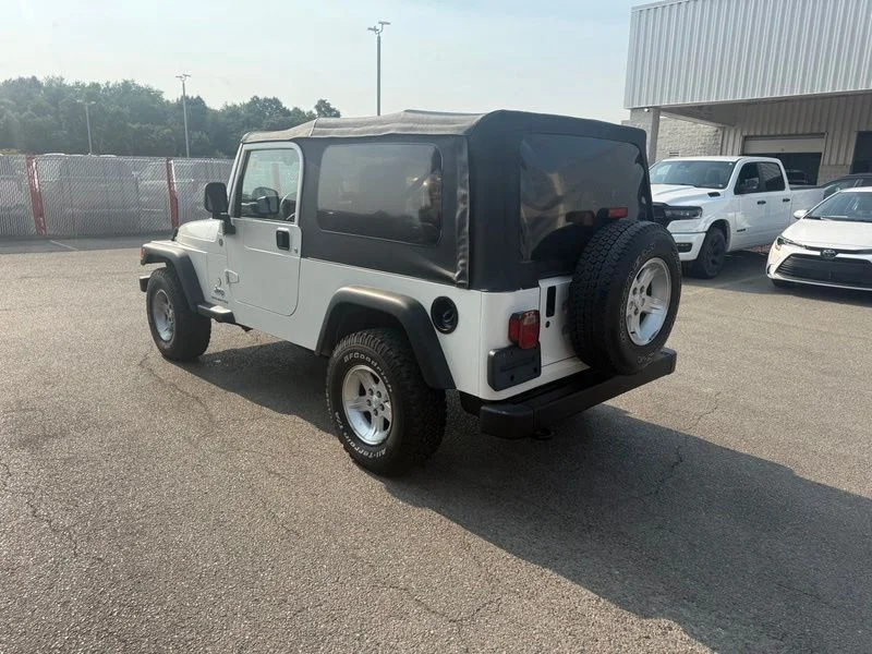 Used 2004 White Jeep Unlimited image 12