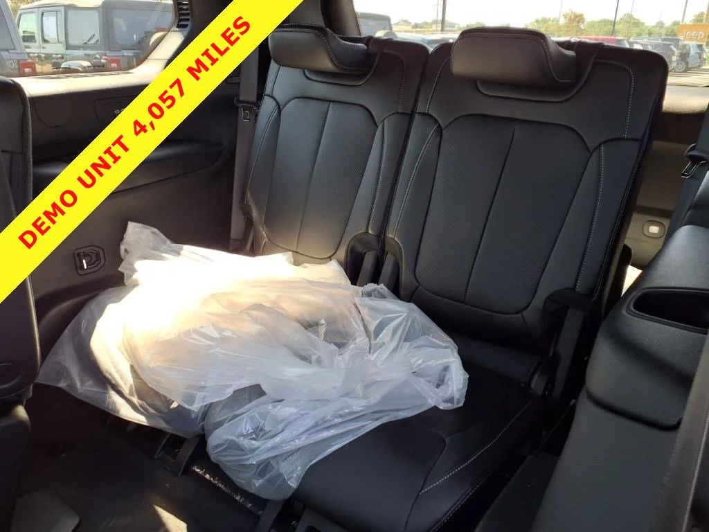 New 2025 Silver Zynith Exterior Paint Jeep Limited image 18