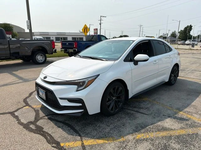 Used 2024 Ice Toyota SE image 2
