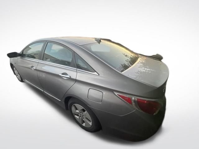 Used 2012 Silver Metallic Hyundai Base image 6