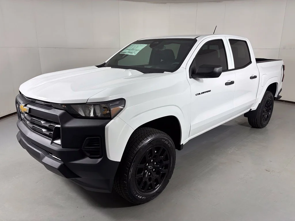 New 2026 Summit White Chevrolet WT image 5