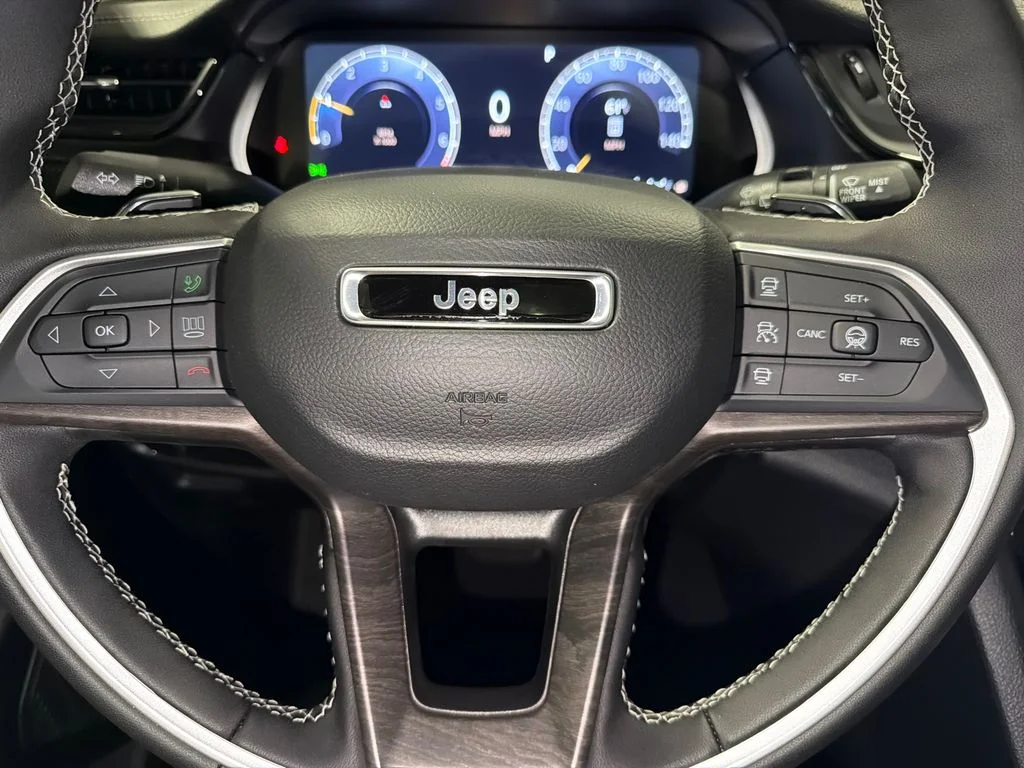 New 2026 Diamond Black Crystal Pearl-Coat Exterior Paint Jeep Laredo Altitude image 24