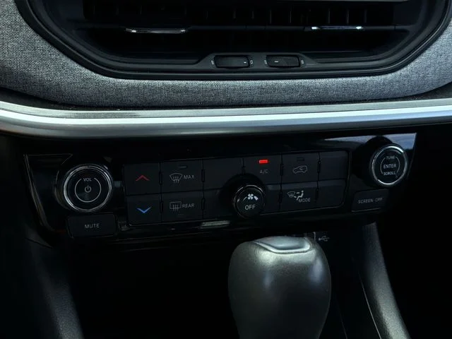 Used 2024 Silver Jeep Latitude image 23