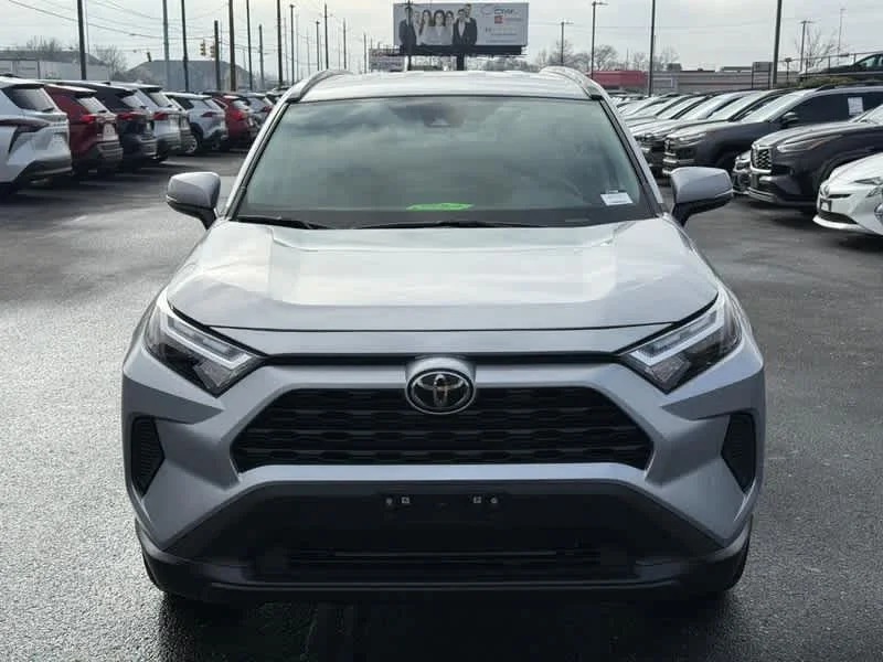 2025 Toyota RAV4 XLE - Photo 9