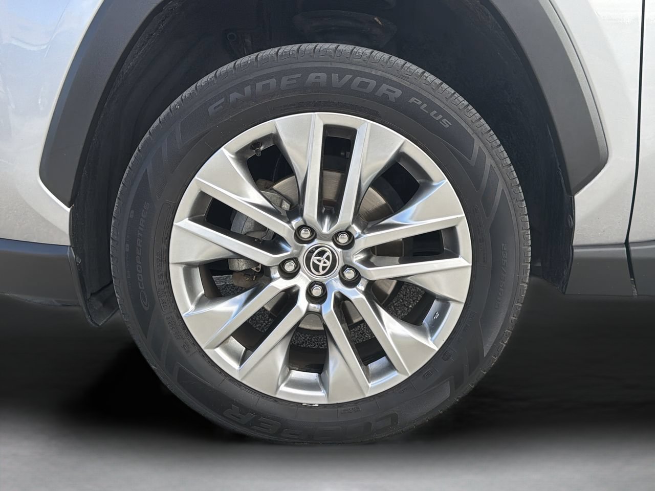 Used 2020 Silver Sky Metallic Toyota XLE Premium image 33