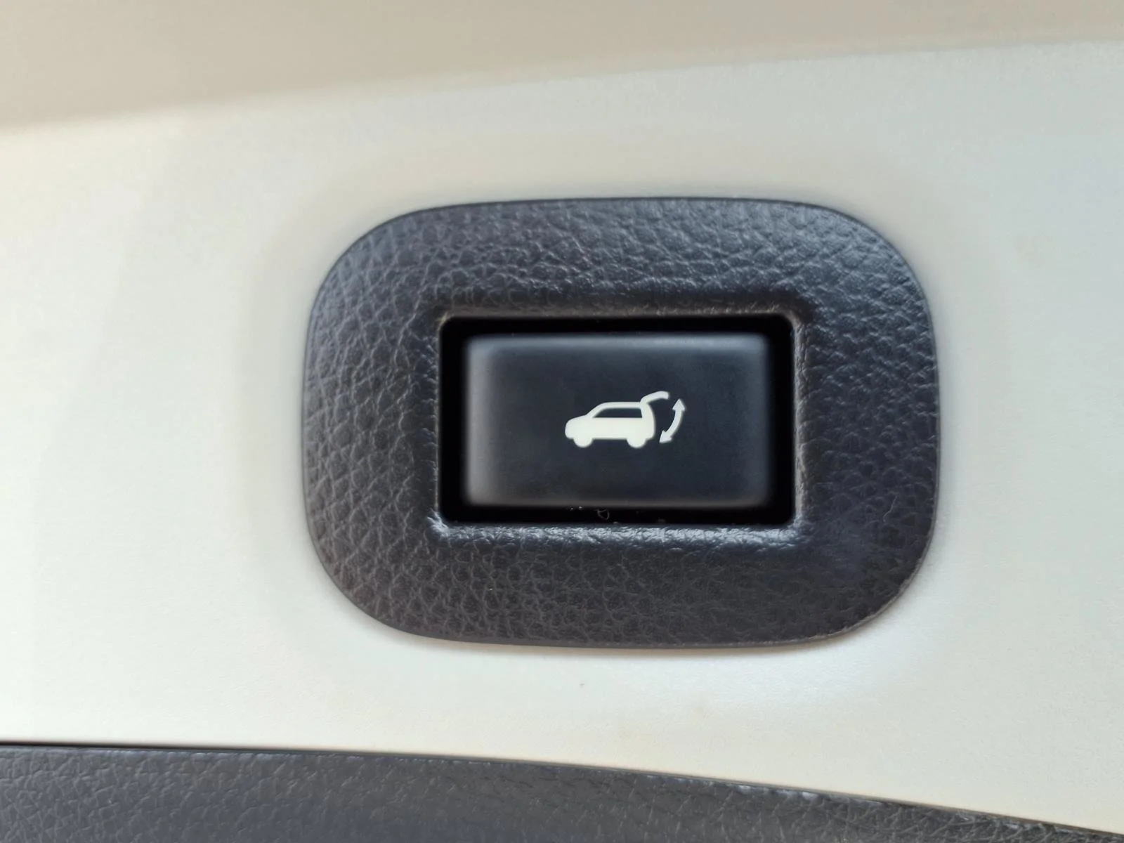 Used 2019 Gun Metallic Nissan SL image 25