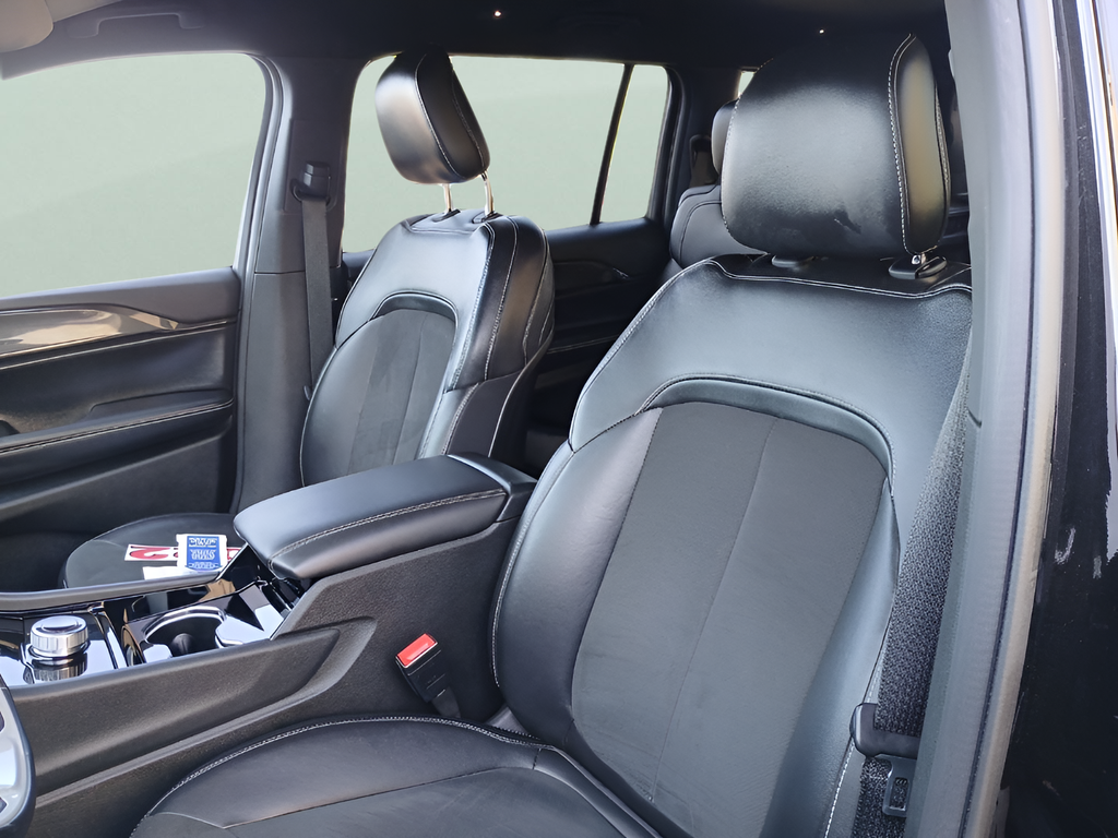 Used 2022 Black Jeep Altitude image 18