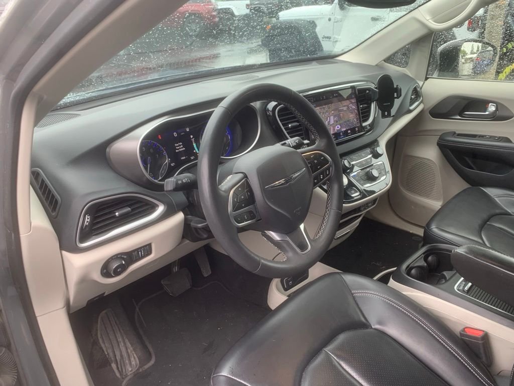 Used 2023 Ceramic Gray Clearcoat Chrysler Touring L image 8