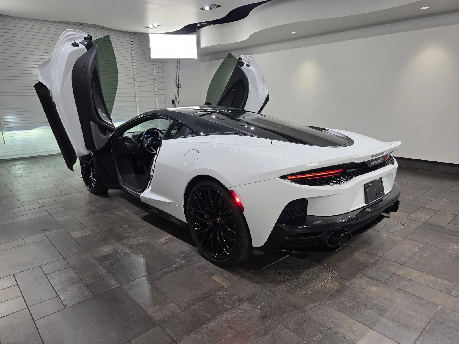 Used 2023 Silica White McLaren  image 22