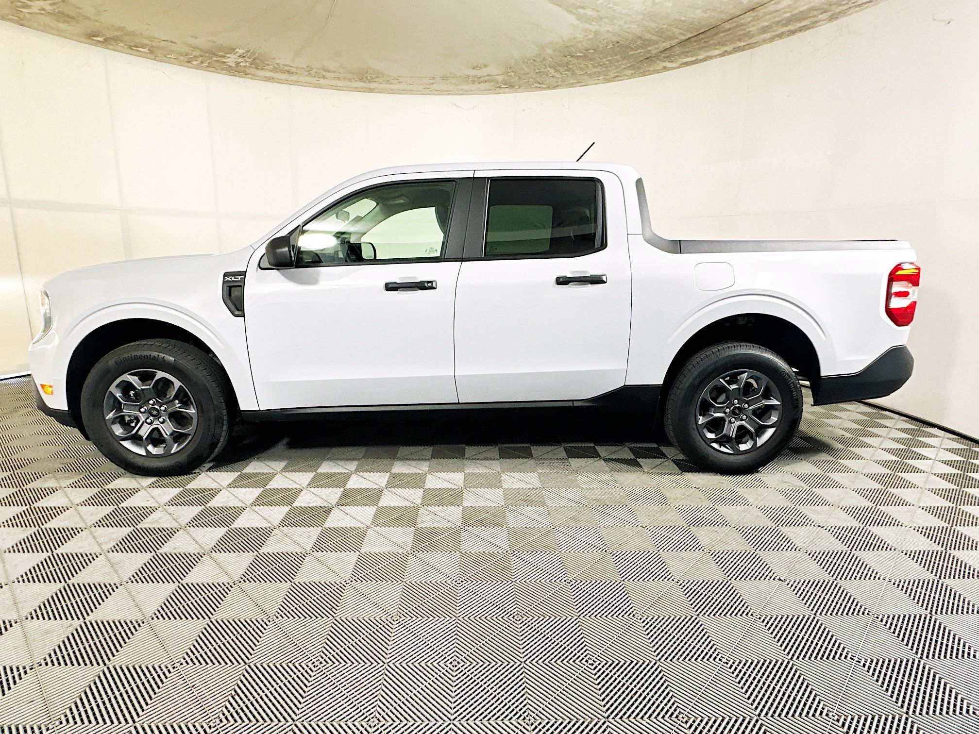 Used 2025 White Metallic Ford XLT image 6