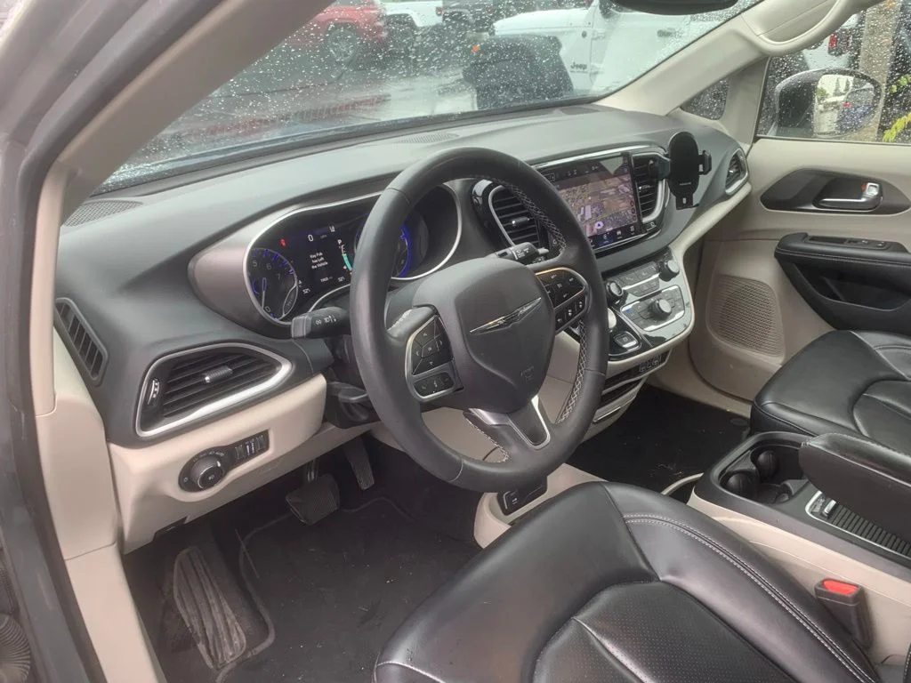 Used 2023 Ceramic Gray Clearcoat Chrysler Touring L image 8