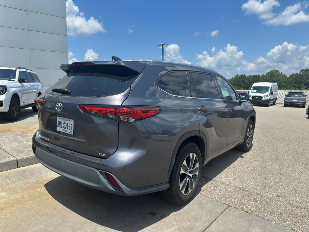 Used 2020 Magnetic Gray Metallic Toyota XLE image 4