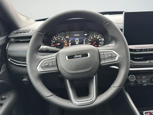 New 2026 Hydro Blue Pearl-Coat Exterior Paint Jeep Latitude image 13