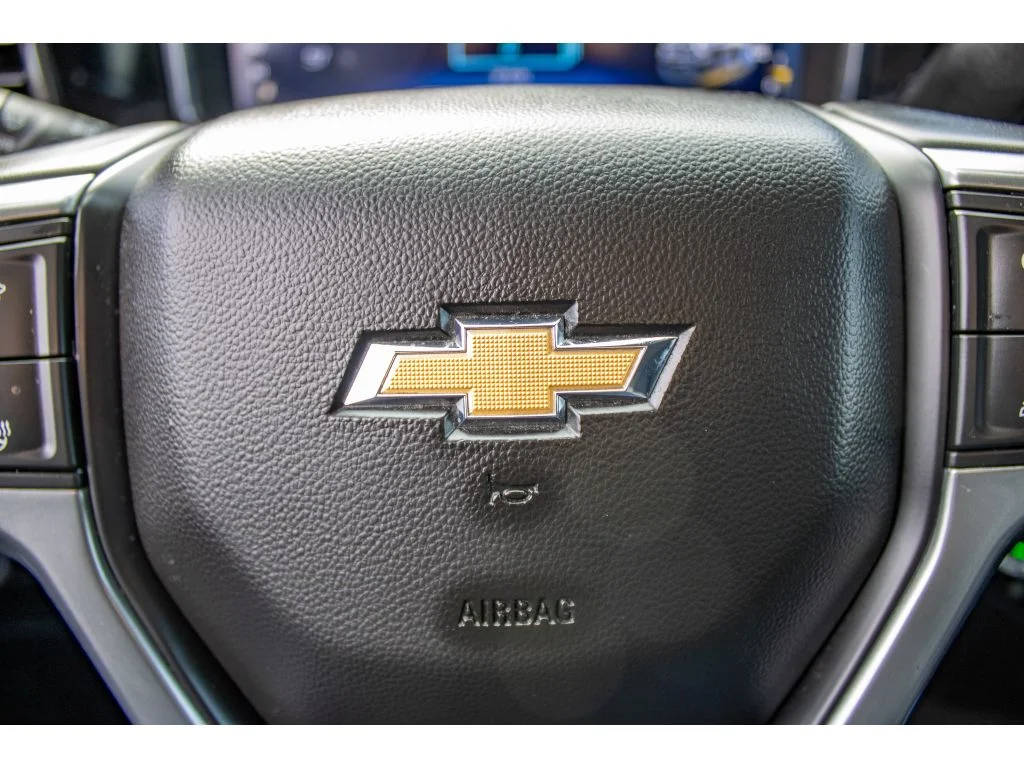 Used 2025 SUMMIT WHITE Chevrolet LT image 33