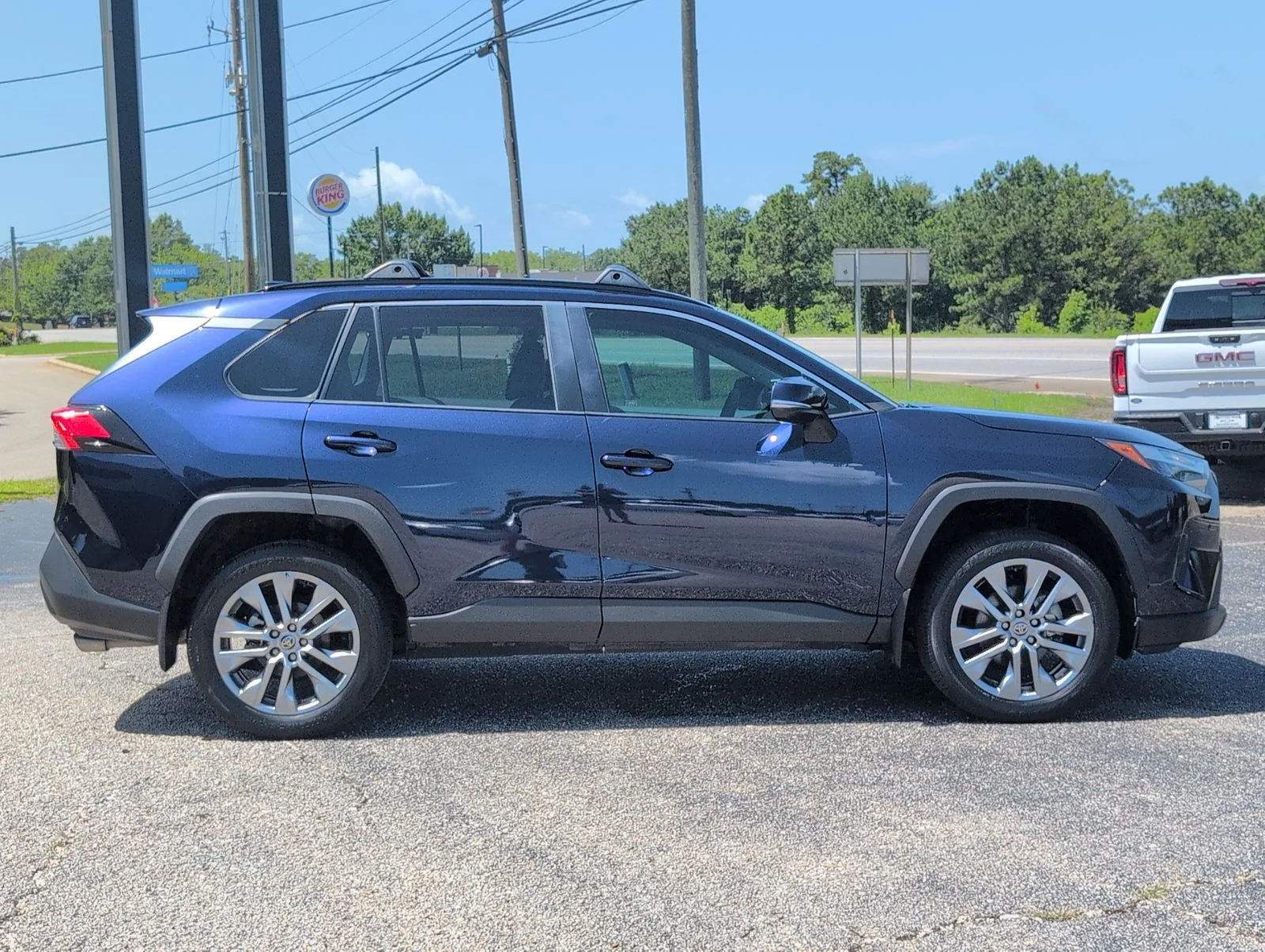 Used 2024  Toyota XLE Premium image 8