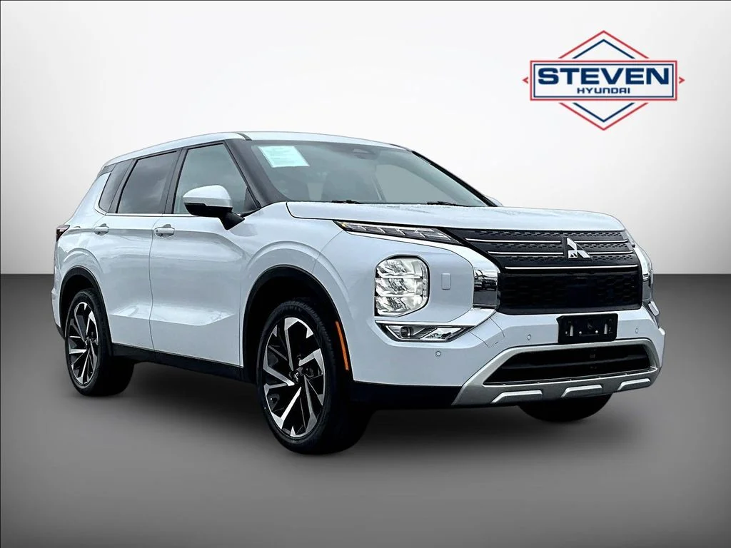 Used 2023  Mitsubishi SE image 1
