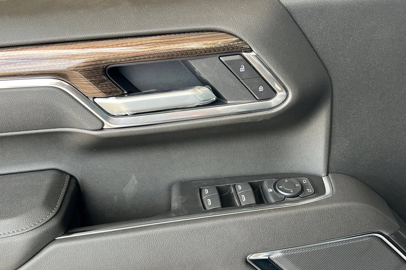 New 2026 Summit White Chevrolet LT (2FL) image 11