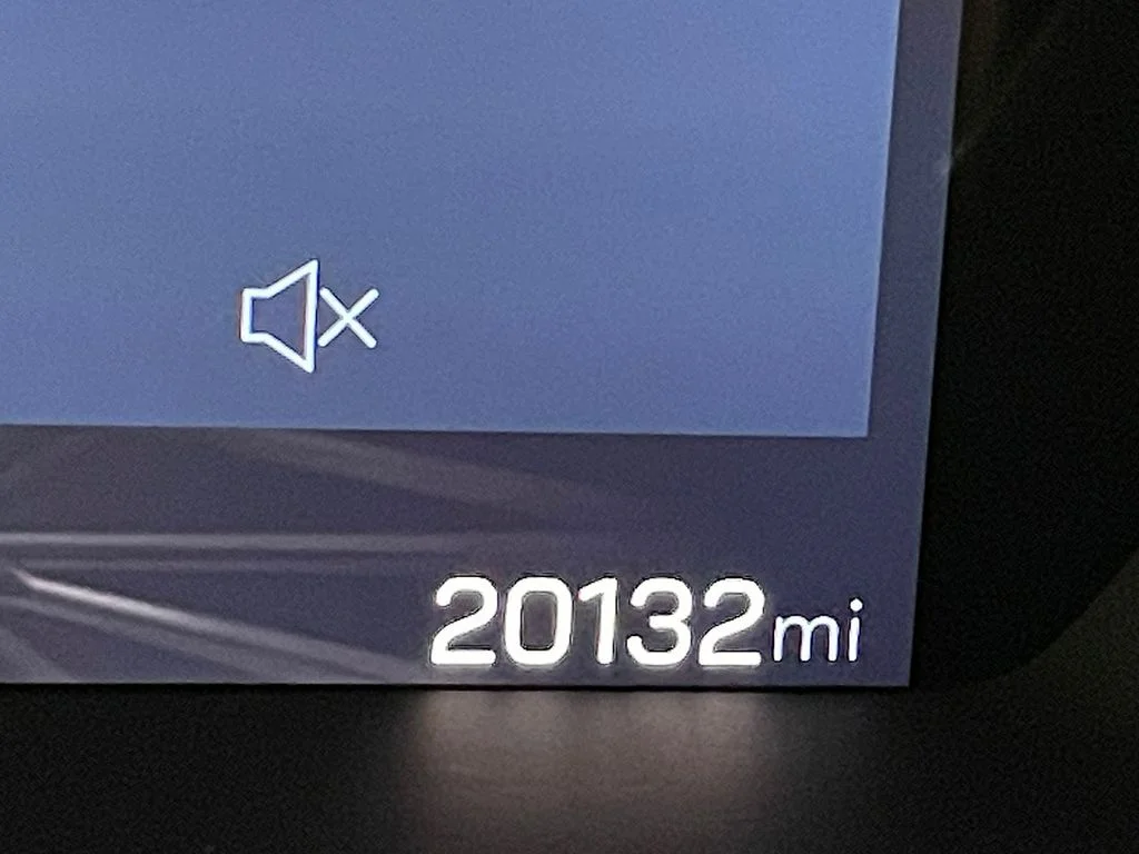 Used 2024 White GMC Elevation image 6