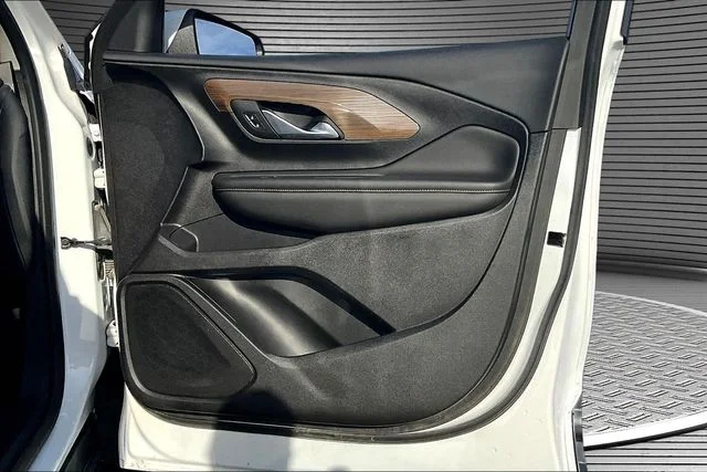 Used 2021 White GMC SLE image 26