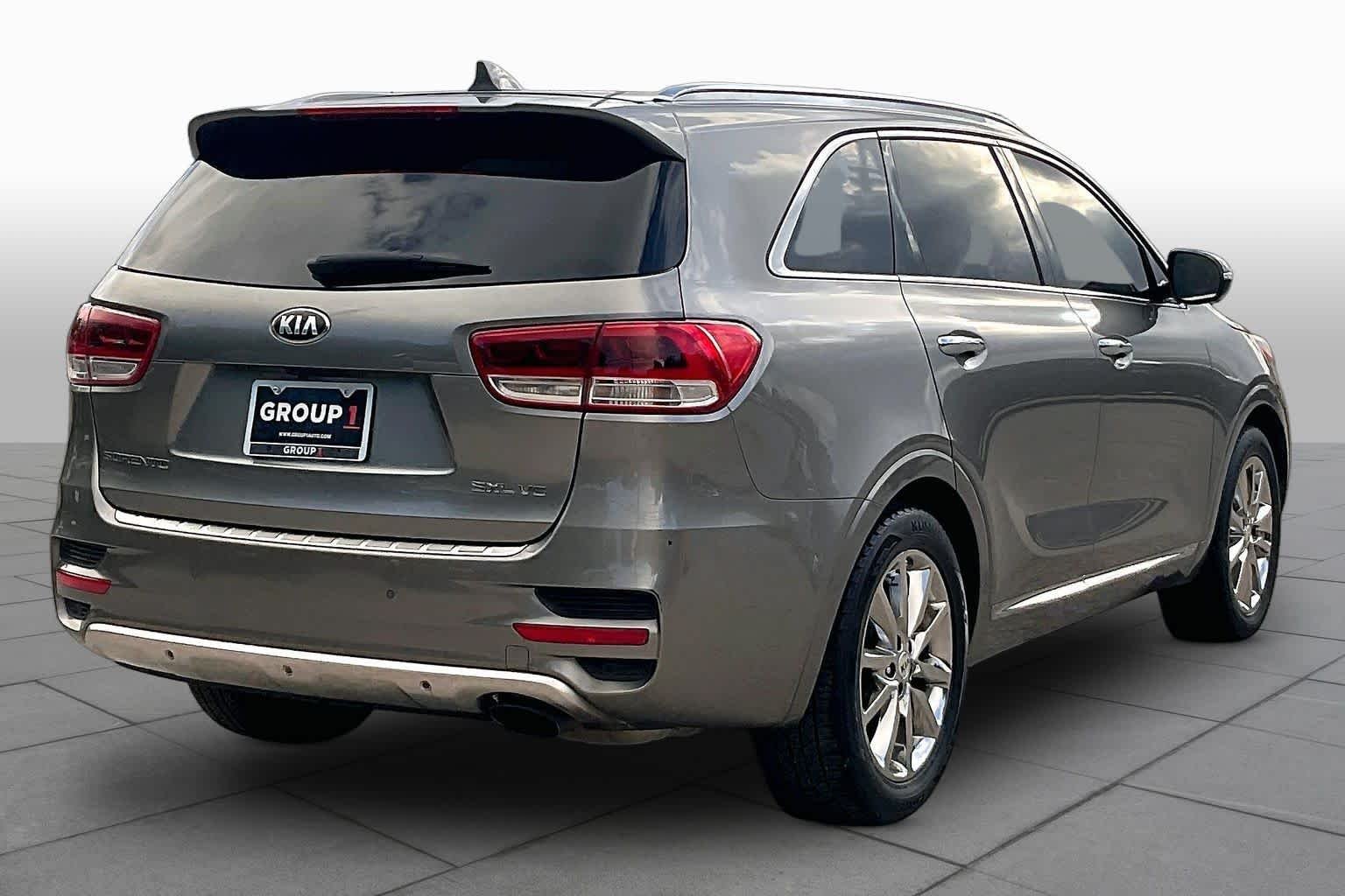 Used 2016 Titanium Silver Kia SXL image 13