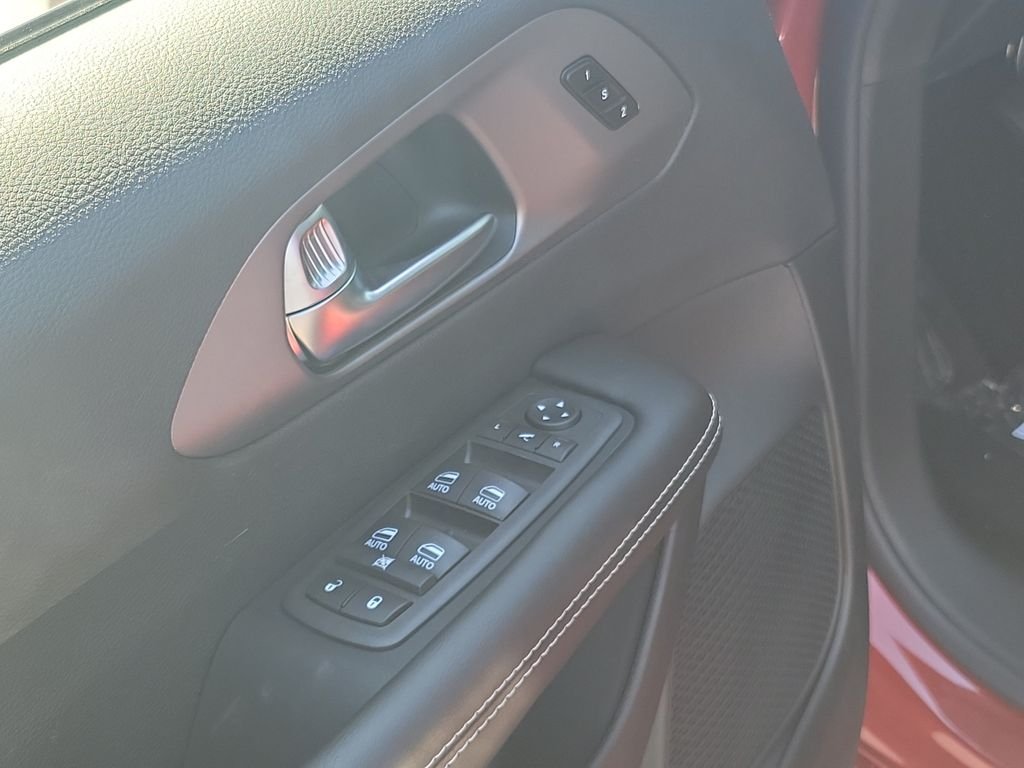 New 2027 Red Hot Pearl-Coat Exterior Paint Chrysler Limited image 20