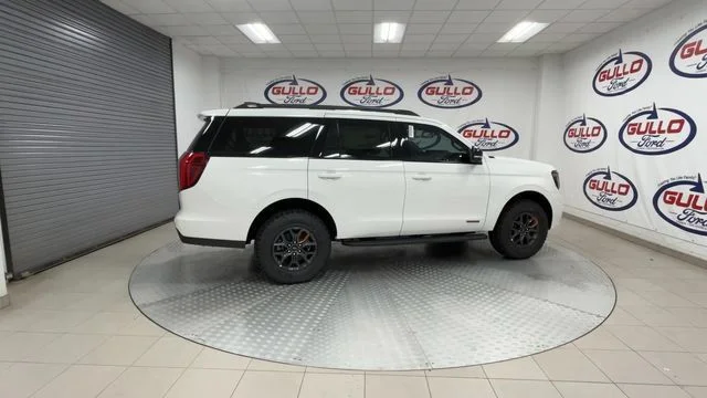 New 2027 Star White Metallic Tri-Coat Ford Tremor image 2