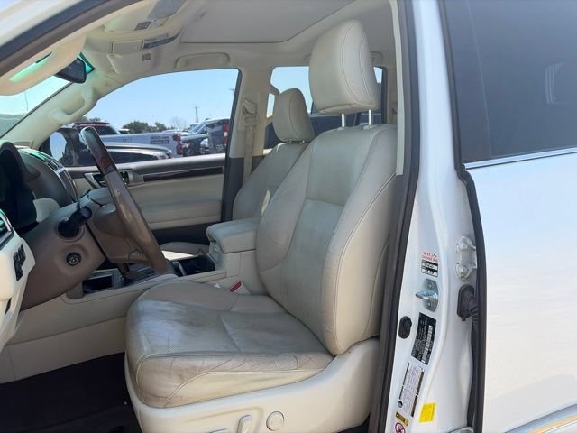Used 2017 White Lexus 460 image 10