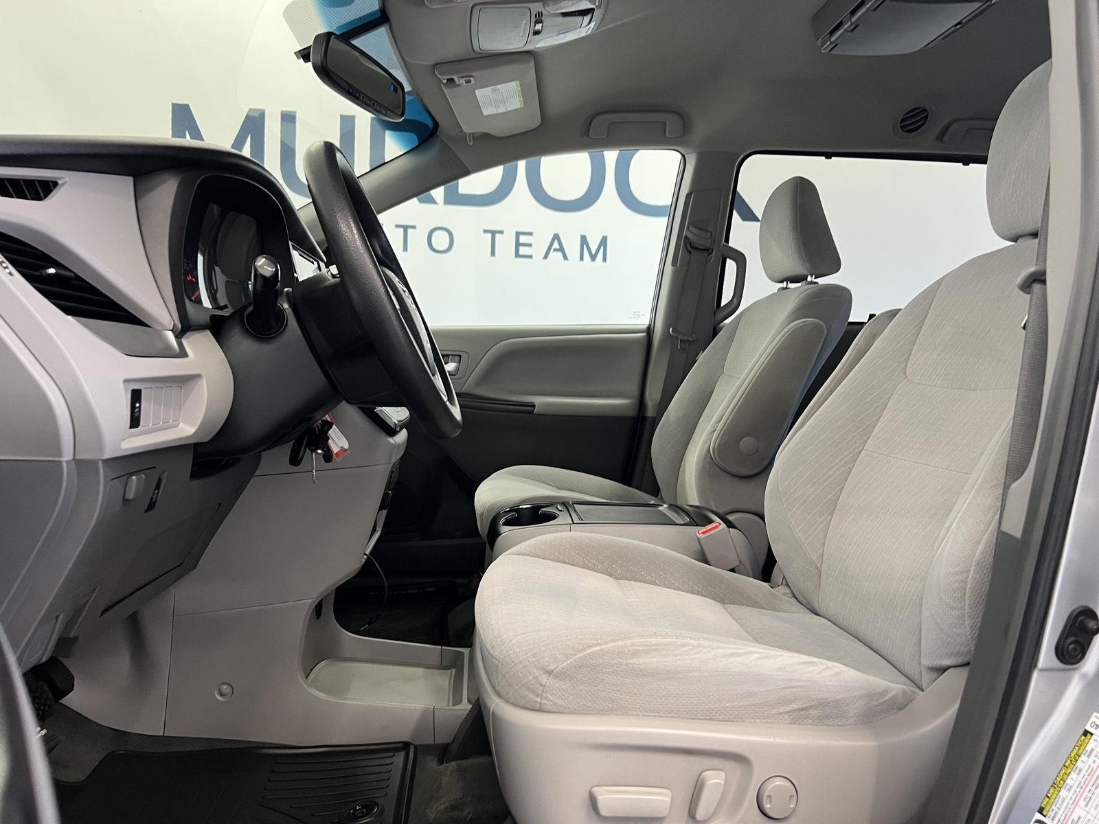 2016 Toyota Sienna LE - Photo 12