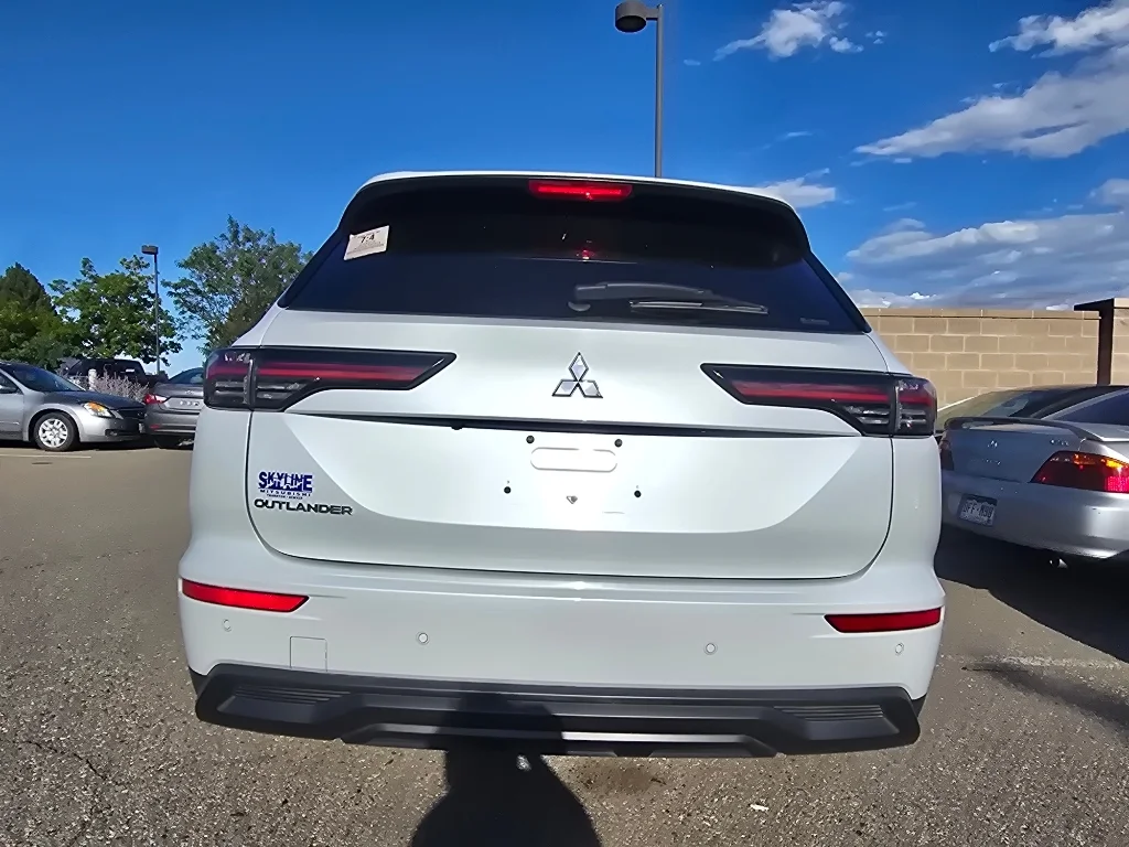 Used 2025 White Diamond Mitsubishi ES image 15