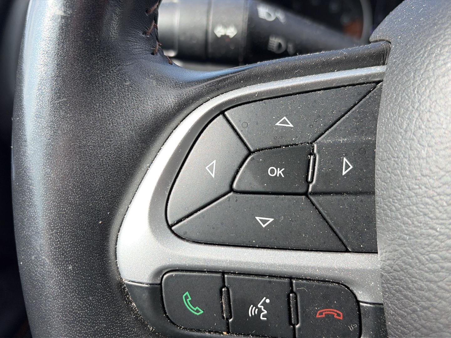 Used 2020 Laser Blue Pearlcoat Jeep Latitude image 15