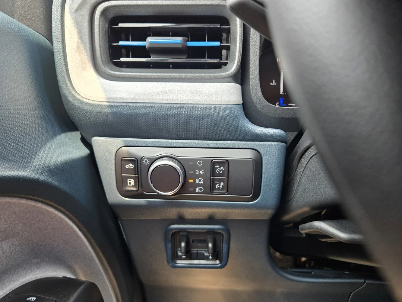 New 2026 Carbonized Gray Metallic Ford XLT image 13