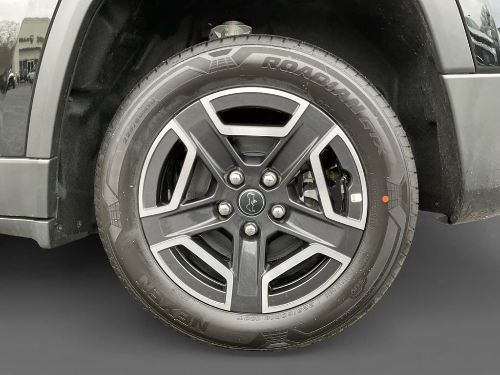 New 2026 Diamond Black Crystal Pearl-Coat Exterior Paint Jeep Laredo image 8