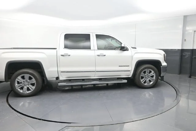 Used 2018 White GMC SLT image 9