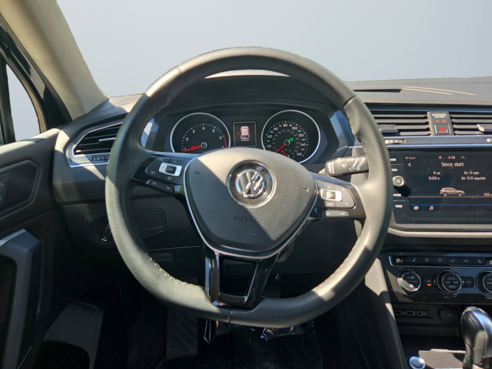 Used 2020 Deep Black Volkswagen SE image 12