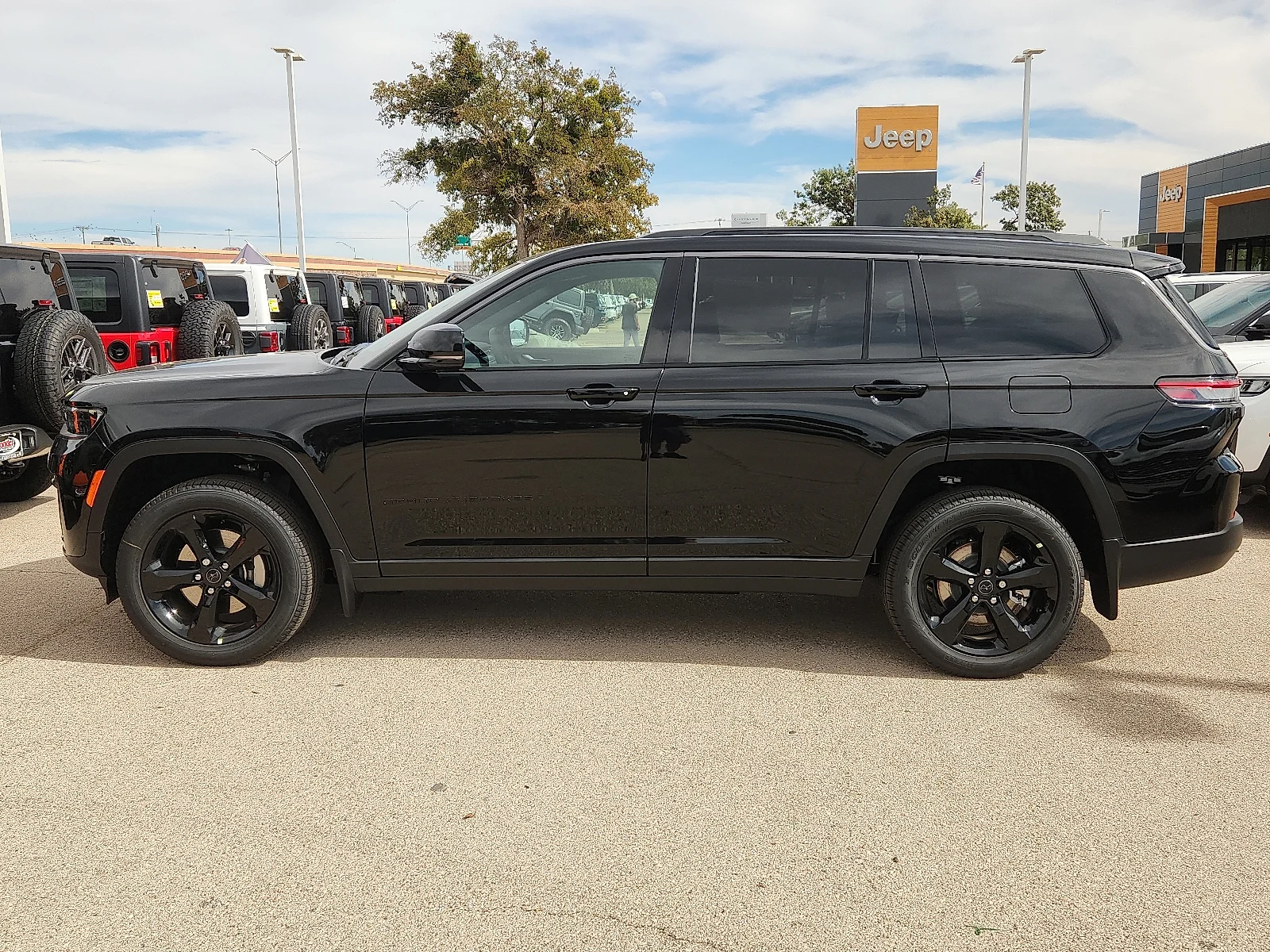 New 2027 High-Gloss Black Paint Jeep L LIMITED 4X4 image 2