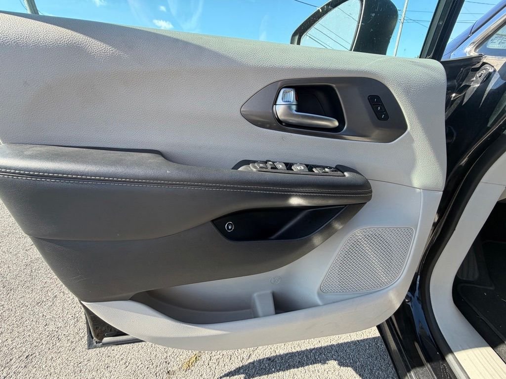Used 2023 Black Chrysler Touring L image 14