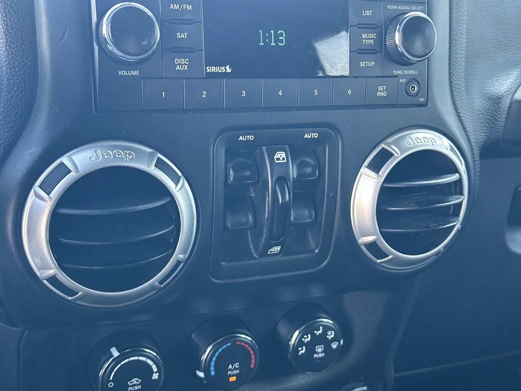 Used 2018 White Jeep Unlimited Sahara image 21