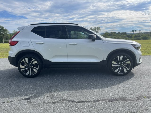 Used 2025 White Volvo Plus Dark Theme image 5