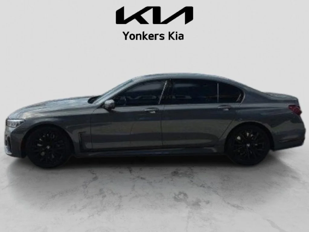 Used 2022 Gray BMW 750i xDrive image 5